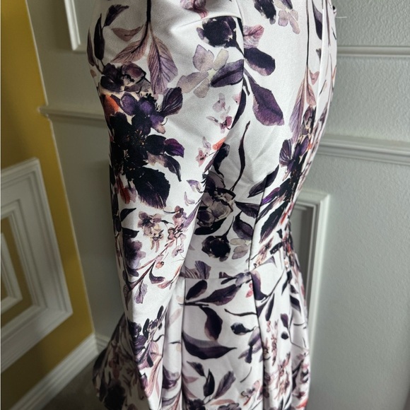 Badgley Mischka
Floral Flounce Hem Gown - Picture 11 of 16
